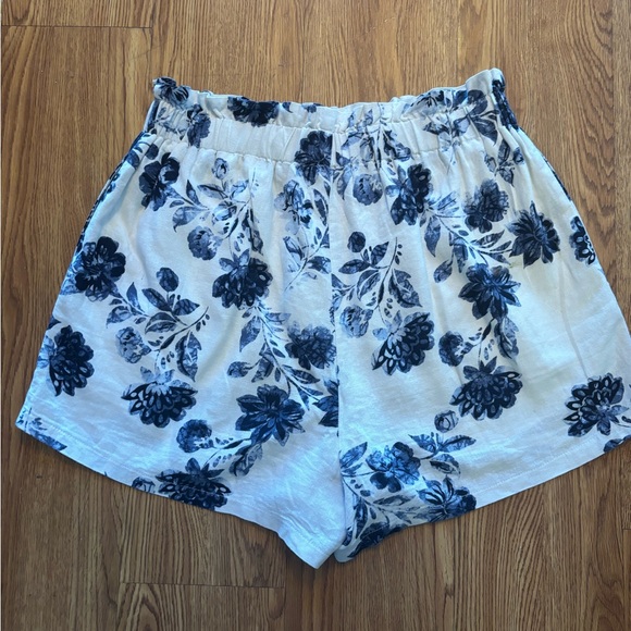 Lush blue&white floral shorts - Picture 5 of 9